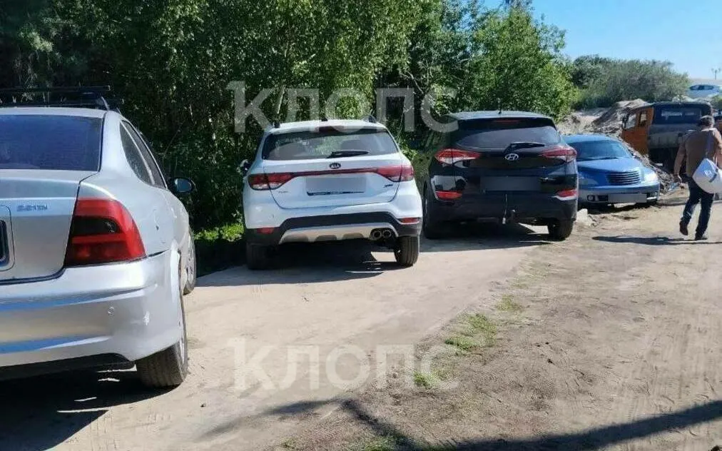 На участке велодорожки в Янтарном в выходные обнаружили плотные ряды припаркованных машин — местные опасаются, что покрытие, на которое потратили более миллиарда рублей, быстро придёт в негодность.