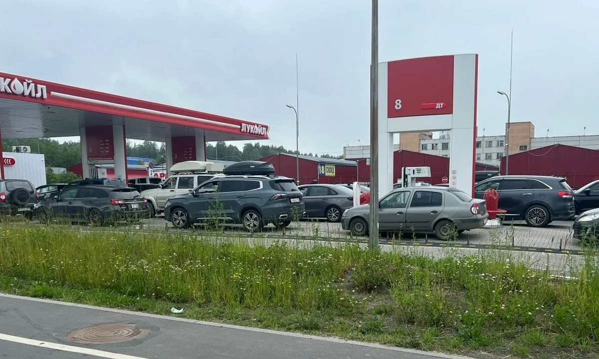 Системного дефицита моторного топлива в Карелии нет, однако в сезон отпусков на отдельных АЗС растёт спрос — возникают очереди и временами вводят ограничения по объёму отпуска. Поставки в проблемные районы восстановлены.