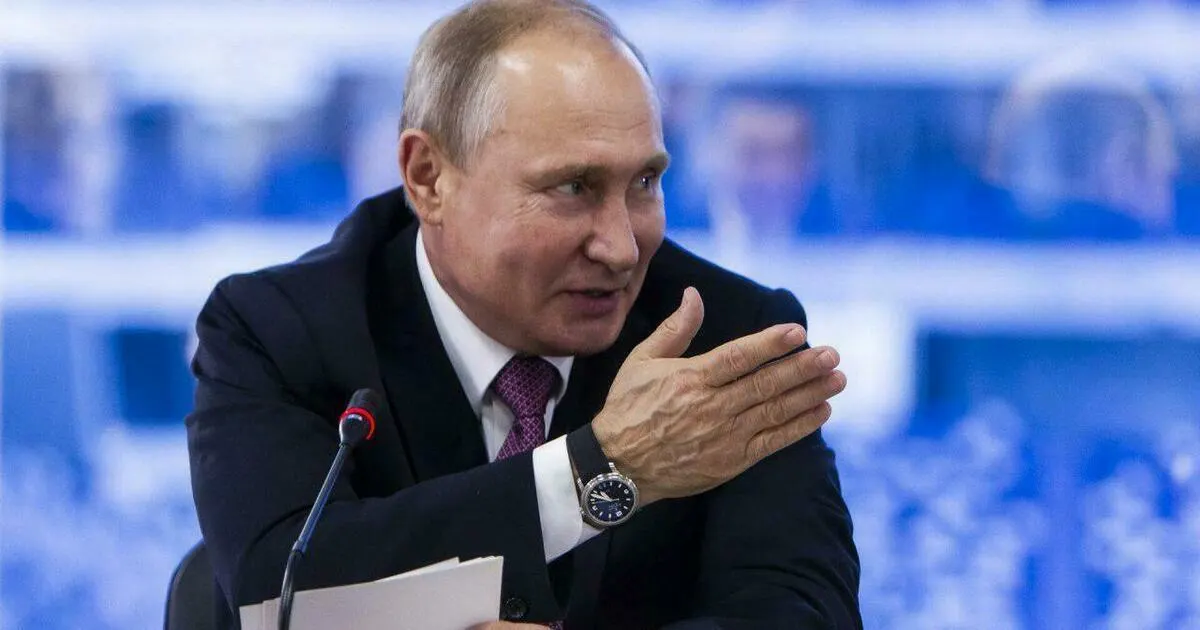 73% россиян скорее доверяют Владимиру Путину; 75% считают, что он хорошо справляется с обязанностями. Также в опросе приводятся предпочтения по партиям и оценка работы правительства.