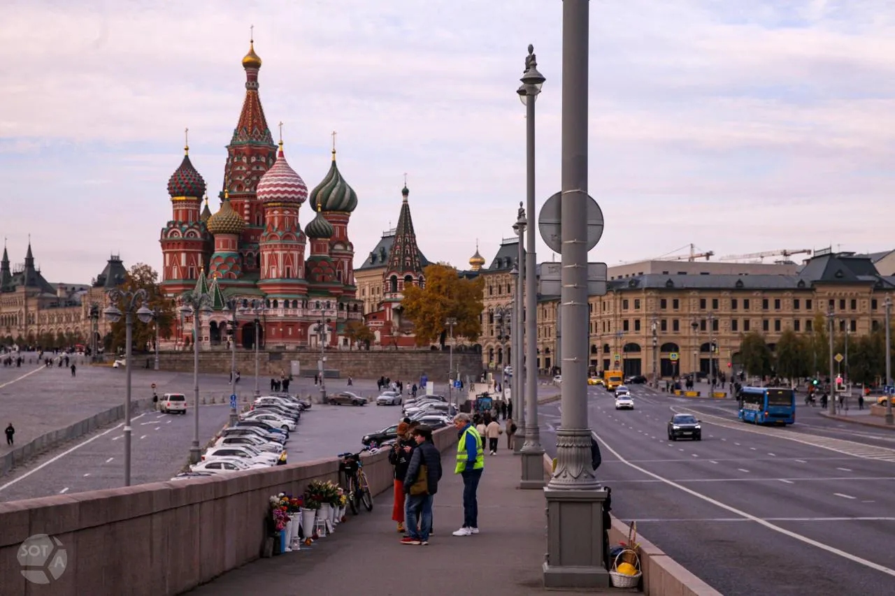 Утром в Москве полицейские задержали двоих дежурных на мосту. Им вменяют участие в несогласованной акции; сейчас они ожидают рассмотрения в Тверском суде.