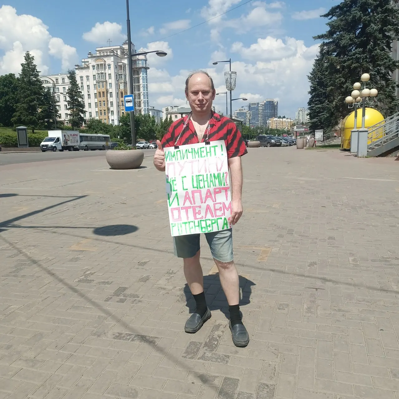 Александр Айрапетов с 8 июня ежедневно выходил к мэрии Липецка с плакатом с требованием импичмента. Его задерживали, но вскоре отпускали без протоколов; в мэрии сочли, что рост цен обусловлен действиями предпринимателей.