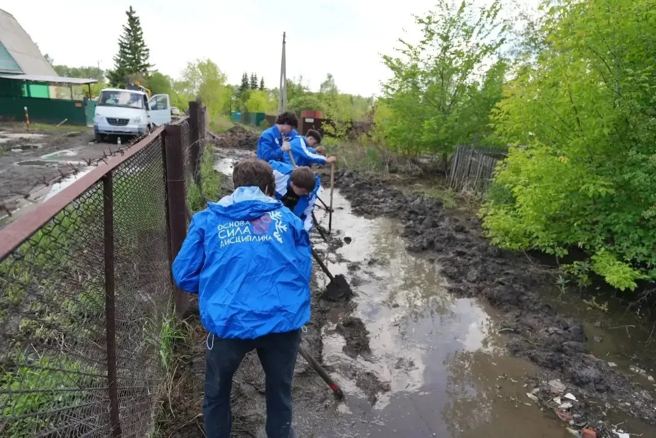 В Осташковском массиве продолжаются работы по ликвидации последствий паводка: прорыта водоотводная канава, освобождено свыше 300 участков, помощь оказывают студенческие отряды и добровольцы.
