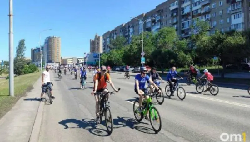 Традиционный велопарад в первые летние выходные собрал около 11 200 участников. Доступность и отсутствие регистрации сделали мероприятие массовым — в фоторепортаже показано, как проходил заезд по центру Омска.