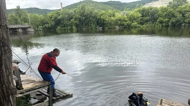 В Жигулёвске во время рыбалки погиб 22‑летний мужчина — его тело нашли водолазы на глубине четырёх метров.
