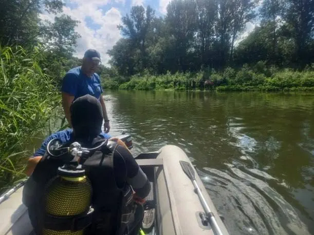 Школьница утонула 18 июня в поселке Калмыковка во время купания. Водолазы обследовали около двух километров дна и нашли её тело на третий день под завалами бревен на глубине примерно шести метров.