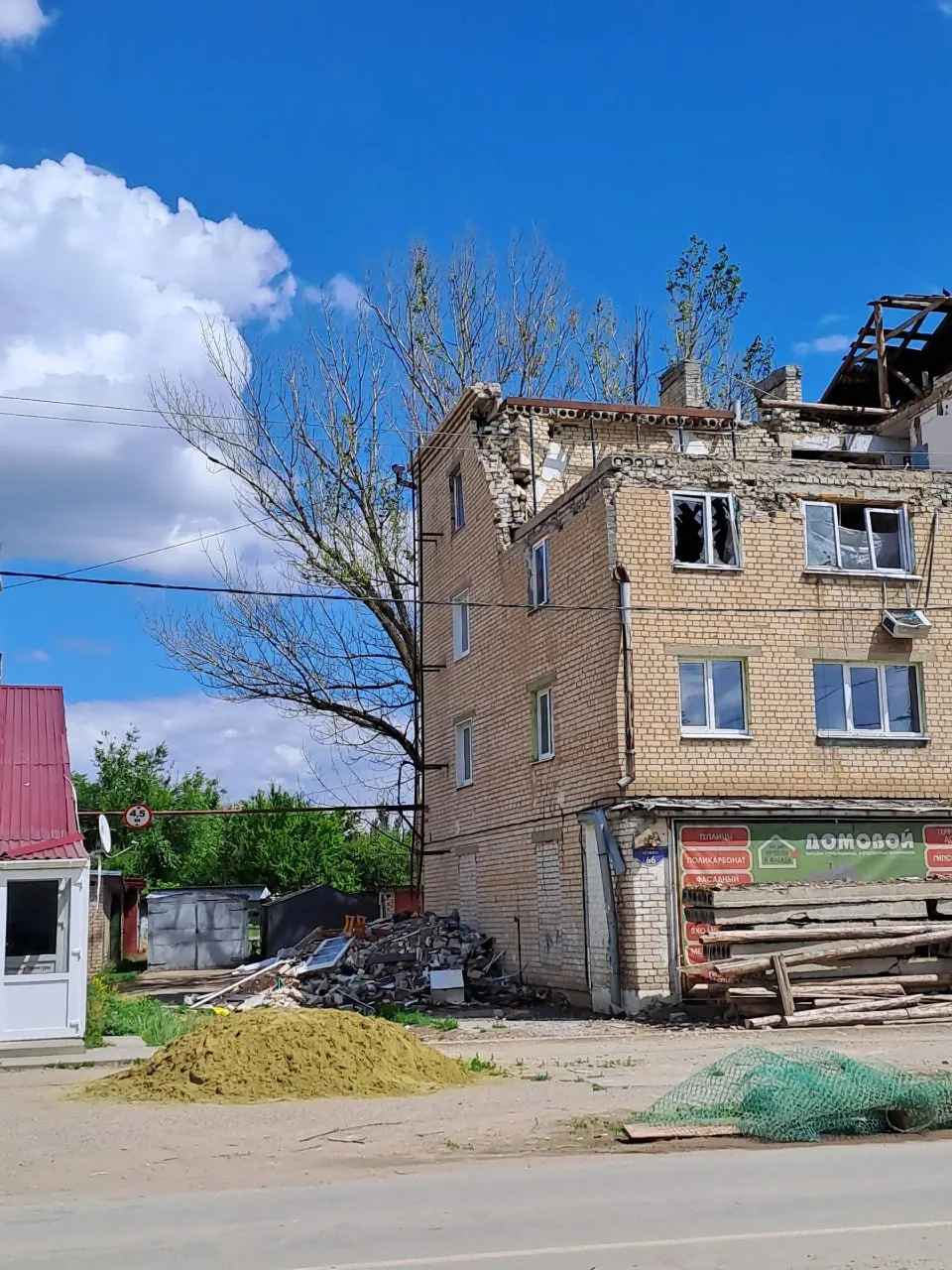 В одном из подъездов дома в Петровом Вале сначала произошёл удар БПЛА, а спустя несколько месяцев — взрыв газа. Подъезд пустует: ремонт тормозит из‑за нехватки финансирования.