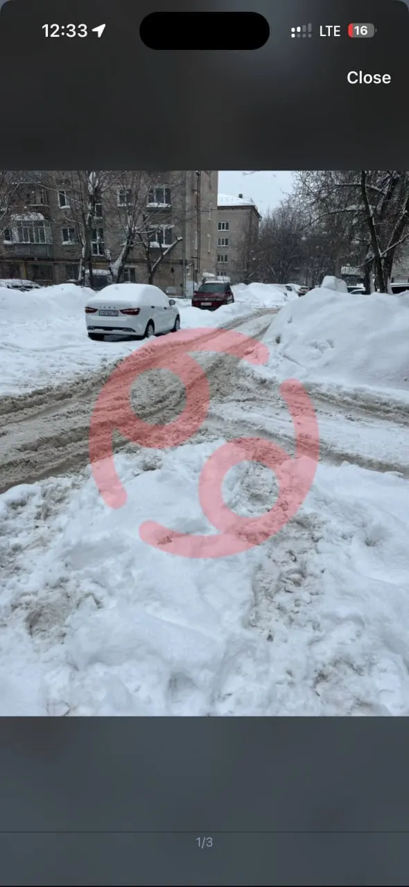 Две жительницы Перми пожаловались в городской портал на неубранный снег у домов, но ответы пришли лишь в апреле и в июне — чиновники приложили фотографии уже после таяния снега. В администрации пообещали усилить контроль за сроками реагирования.