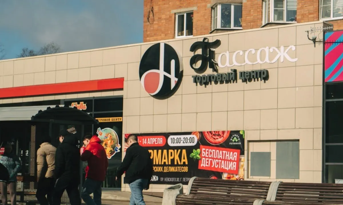 На пристройке появилась табличка о возможном сносе: ведутся подготовительные работы, но точная дата демонтажа пока неизвестна. Ранее собственники препятствовали осмотру, в подвале обнаружили большое игровое помещение.