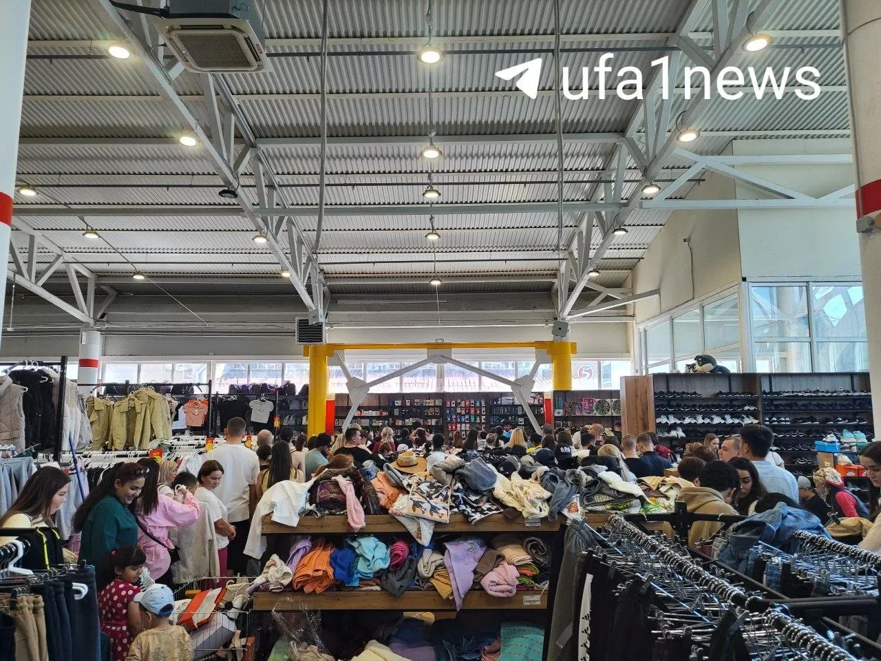 Открытие магазина в торговом центре на улице Степана Кувыкина привлекло множество покупателей: в первый день из‑за анонса низких цен в ТЦ образовалась давка. Сейчас наплыв уменьшился, ассортимент включает тапки от 350 ₽ и кроссовки за 800–1000 ₽.