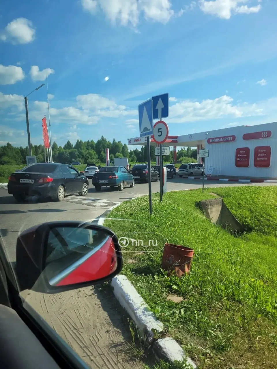 Автомобилисты сообщают о пустых и закрытых АЗС и значительных очередях на заправках вдоль трассы между Нижним Новгородом и Кировом.