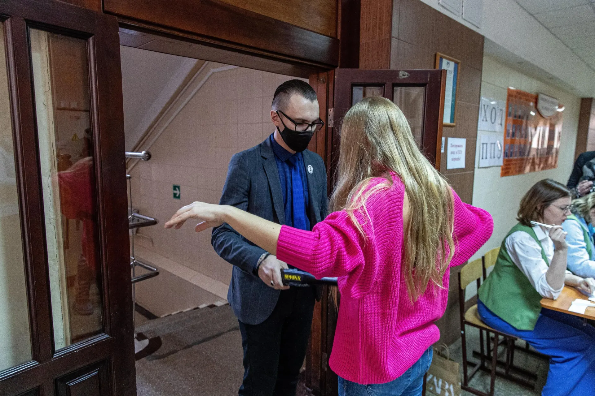 Во время проверки на экзамене у нескольких участниц потребовали снять бюстгальтеры. Ответственные ведомства объяснили, при каких условиях такие меры могут проводиться и кто принимает решение о допуске к пересдаче.