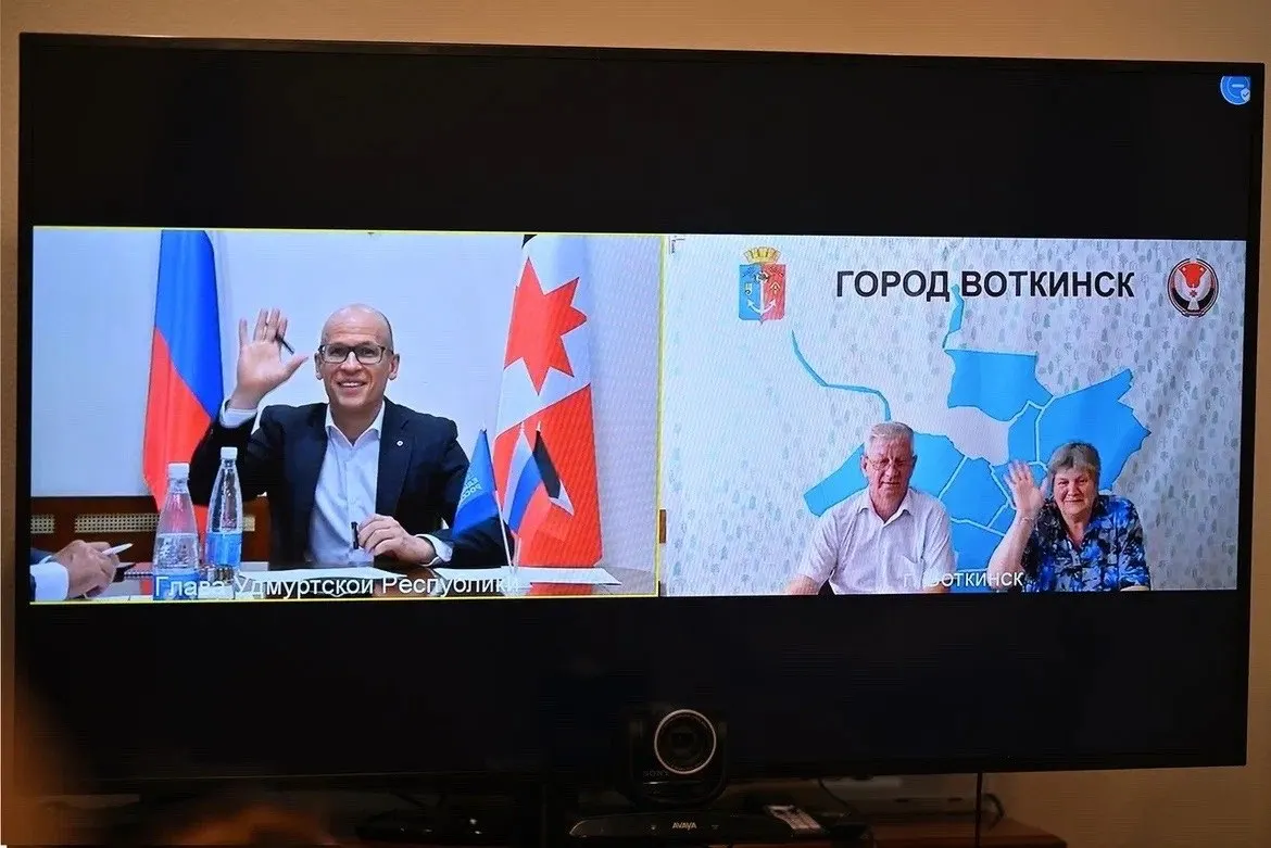 Во время онлайн‑приёма региональный руководитель пообещал приехать к жительнице аварийного дома с подарками и выразил надежду на переселение до Нового года; местные власти сообщили об ускорении сроков расселения.
