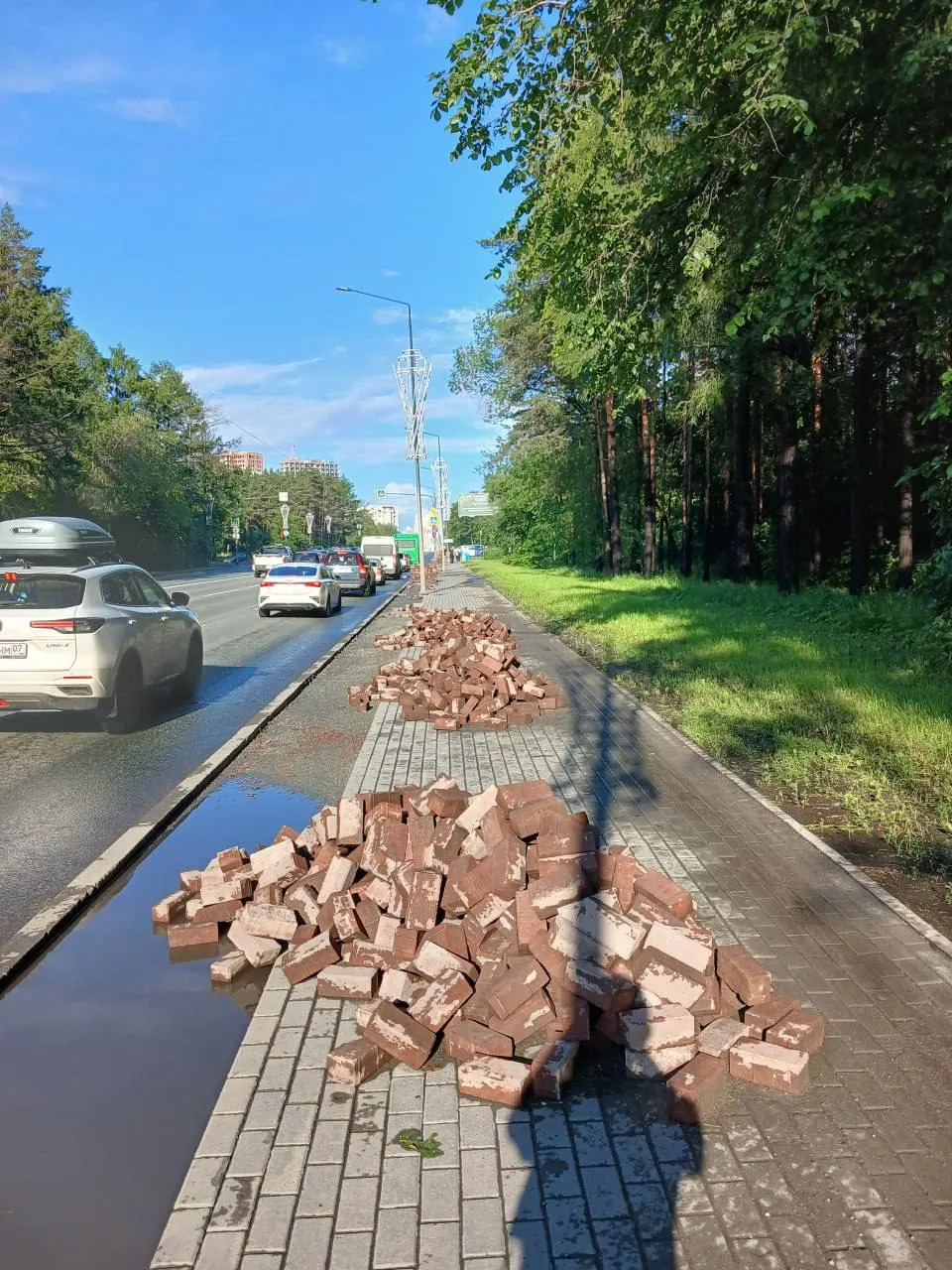 На улице Худякова мэрия меняет красную полосу для велосипедистов между «Городским пляжем» и «обкомовской дорогой», хотя пешеходов там почти нет, а фонари установлены прямо на велодорожке.