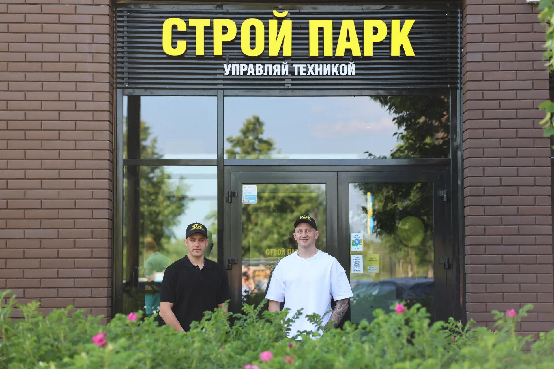 В Саратове двое братьев вложили около 2 млн рублей в развлекательную площадку, где посетители управляют мини‑техникой и ищут призы в бочках. Часто сначала приходят дети с родителями «посмотреть», но взрослые тоже хотят попробовать.