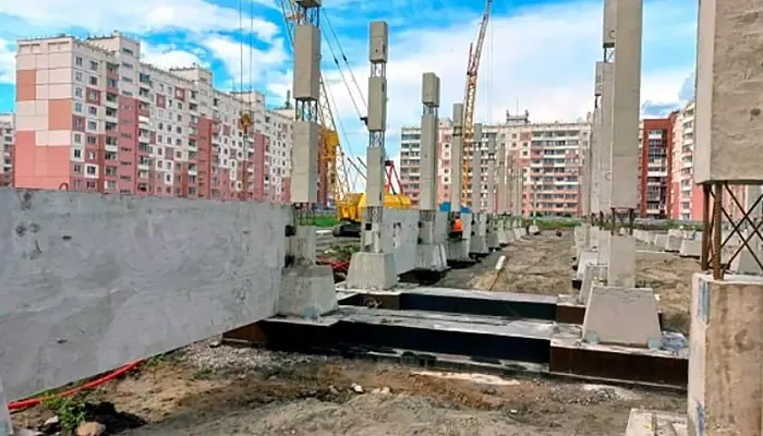 Депутат Илья Поляков заявил, что перекладывание расходов на строительство школ и детских садов на девелоперов ведёт к удорожанию квадратного метра. В июне заксобрание рассмотрит поправки к правилам выделения земли для масштабных инвестиционных проектов.
