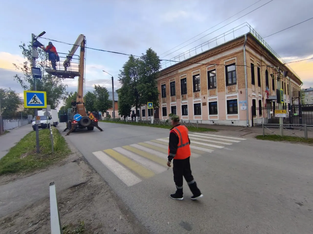 В городе смонтировали светящиеся пешеходные переходы рядом со школами и детсадами. Проекции будут работать в темноте в течение всей ночи, чтобы повысить видимость и безопасность переходов.