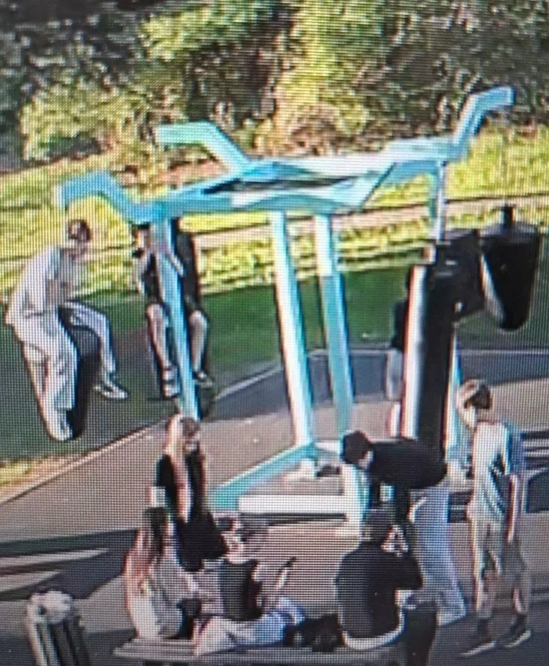 На игровой площадке в Кондопоге несколько подростков использовали боксерские мешки как качели — обивка мешков порвана. Администрация просит родителей провести беседы и обещает административные меры в отношении нарушителей.