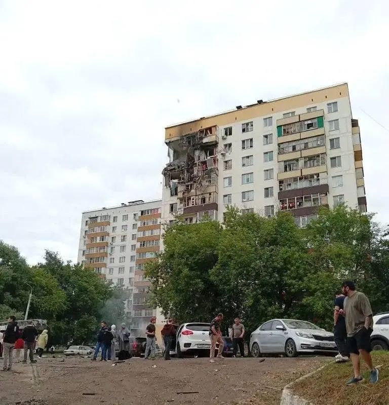 В результате пятничного удара беспилотника в Нижнекамске повреждены верхние этажи жилого дома, здание признано непригодным для жилья. Город организует сбор помощи, введён режим ЧС, власти готовят укрытия к круглосуточному использованию.