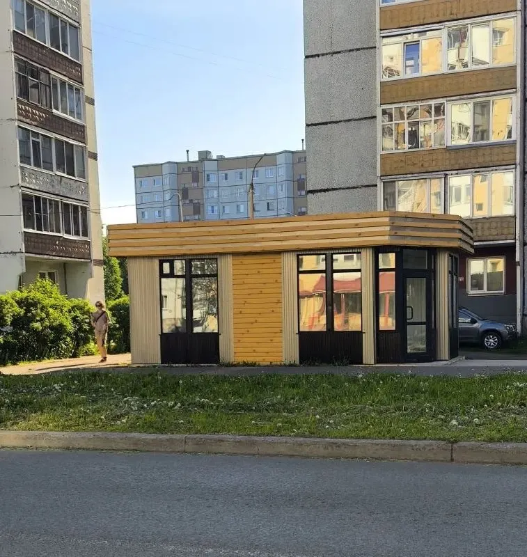 В Архангельске на перекрёстке Новгородского проспекта и улицы Попова установлен одноэтажный торговый павильон нового типа — он заменил прежний киоск с овощами и фруктами.