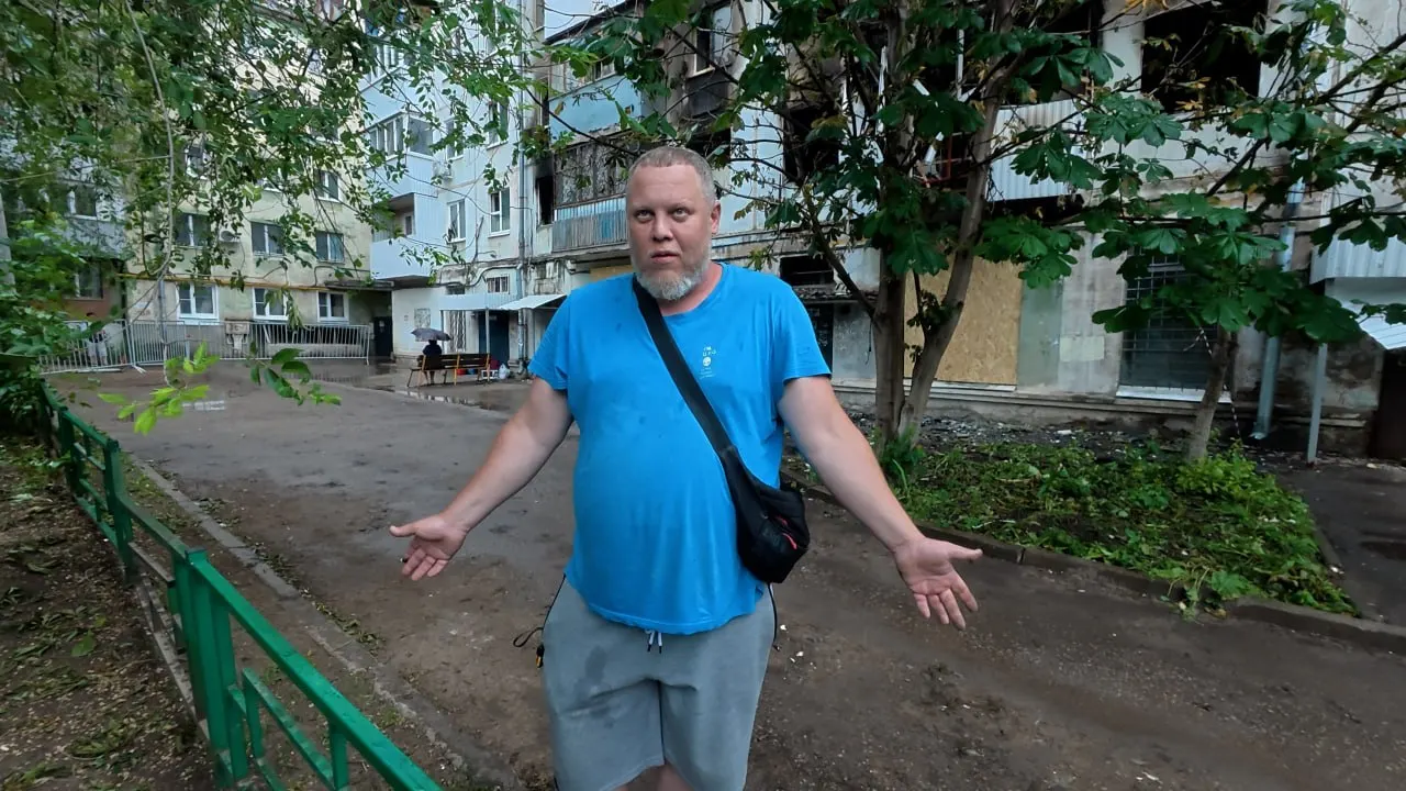 Жители дома делятся воспоминаниями о моменте взрыва, описывают повреждения в квартирах и объясняют, почему часть вещей пока нельзя выносить — опасаются обрушения плит.