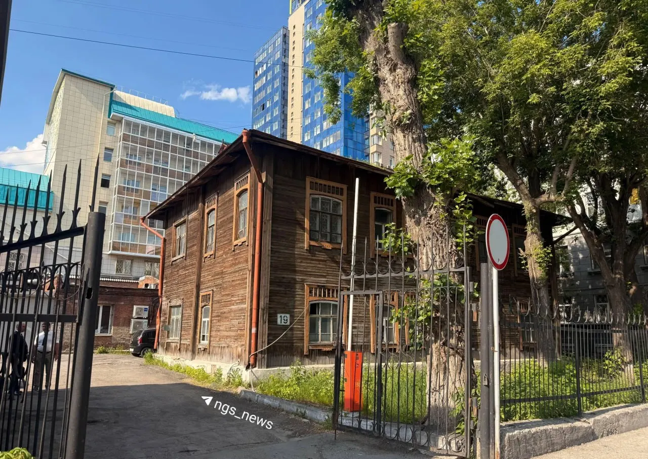 Власти ищут подрядчика для разработки документов на снос деревянного дома 1920-х годов на улице Свердлова. Местные краеведы считают здание ценным образцом городской застройки, но экспертиза не признала его объектом культурного наследия.