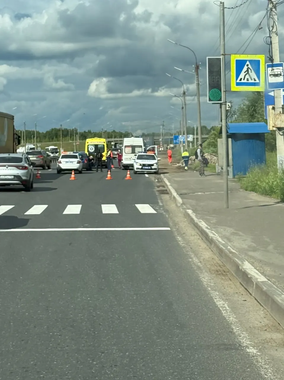 На подъезде к Новому мосту водитель Renault Logan сбил женщину-пешехода; она скончалась на месте ДТП.