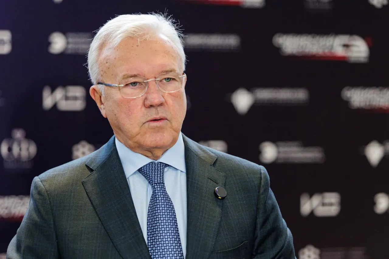 Сенатор подтвердил, что формально вопрос с назначением на пост президента Сибирского федерального университета ещё не решён: подписание контракта отложено, поскольку оплачиваемую должность сложно совмещать со статусом сенатора.