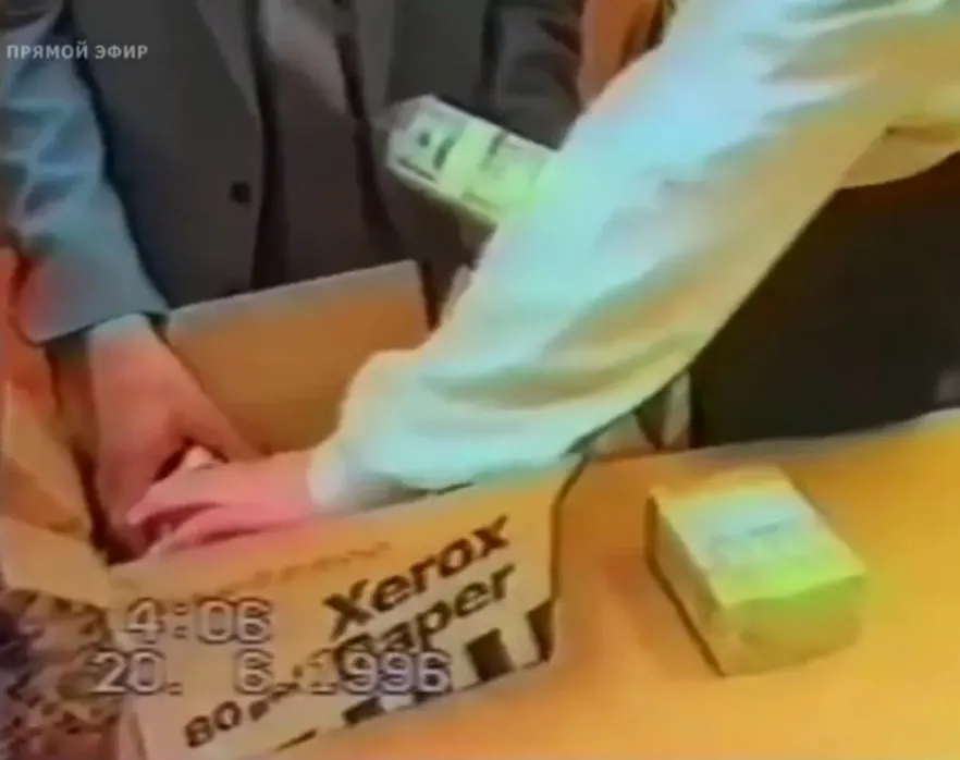 19 июня 1996 года милиция задержала в здании правительства людей с коробкой, в которой лежали 538 тысяч долларов. Инцидент разразился накануне второго тура президентских выборов и привёл к отставкам, громкой информационной кампании и проверкам.