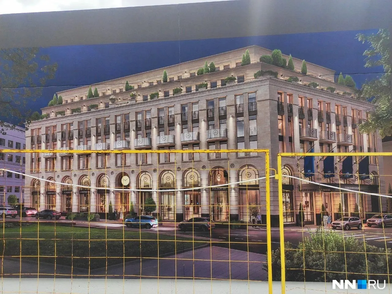 На месте магазина и бывшего центра крови начали ограждать участок под строительство отеля на 120 номеров с подземным паркингом; проект включает здания высотой от пяти до семи этажей.