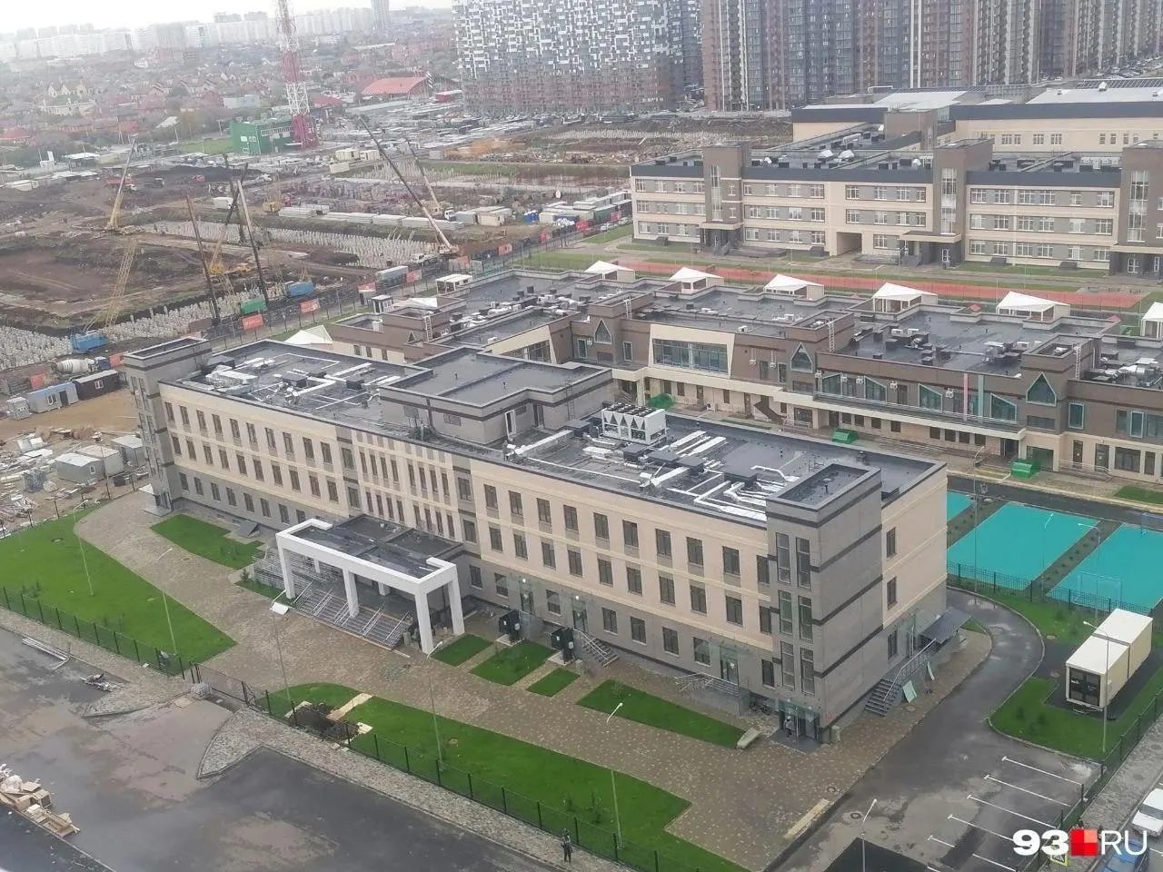 Здание филиала уже готово — поликлинику построили около полугода назад. Ранее открытие обещали в 2025 году.
