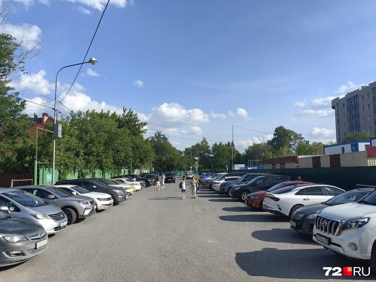 На муниципальной парковке рядом со стадионом «Геолог» и Дворцом спорта появился шлагбаум. Администрация передала сведения в полицию и намерена демонтировать барьер.