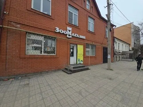 В Махачкале предпринимателя наказали штрафом за рекламный стикер с логотипом Instagram на входной двери. Правозащитники отмечают участившиеся случаи таких взысканий в отношении автовладельцев и малого бизнеса.