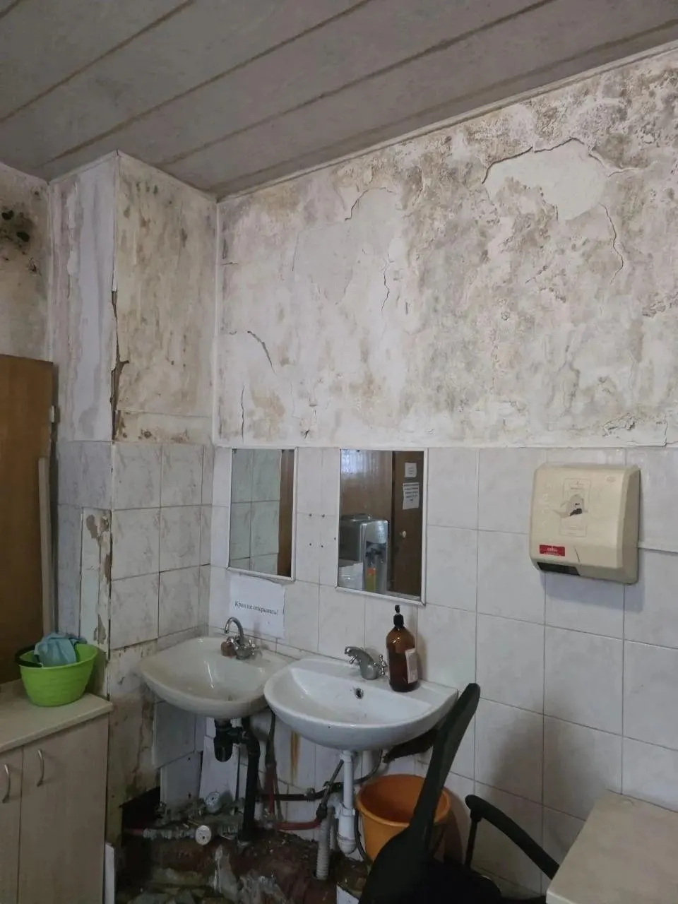 Журналистка Лада Глыбина опубликовала фотографии уборной в здании СКР во Владивостоке: по её словам, в туалете запах плесени и канализации, требуется ремонт.