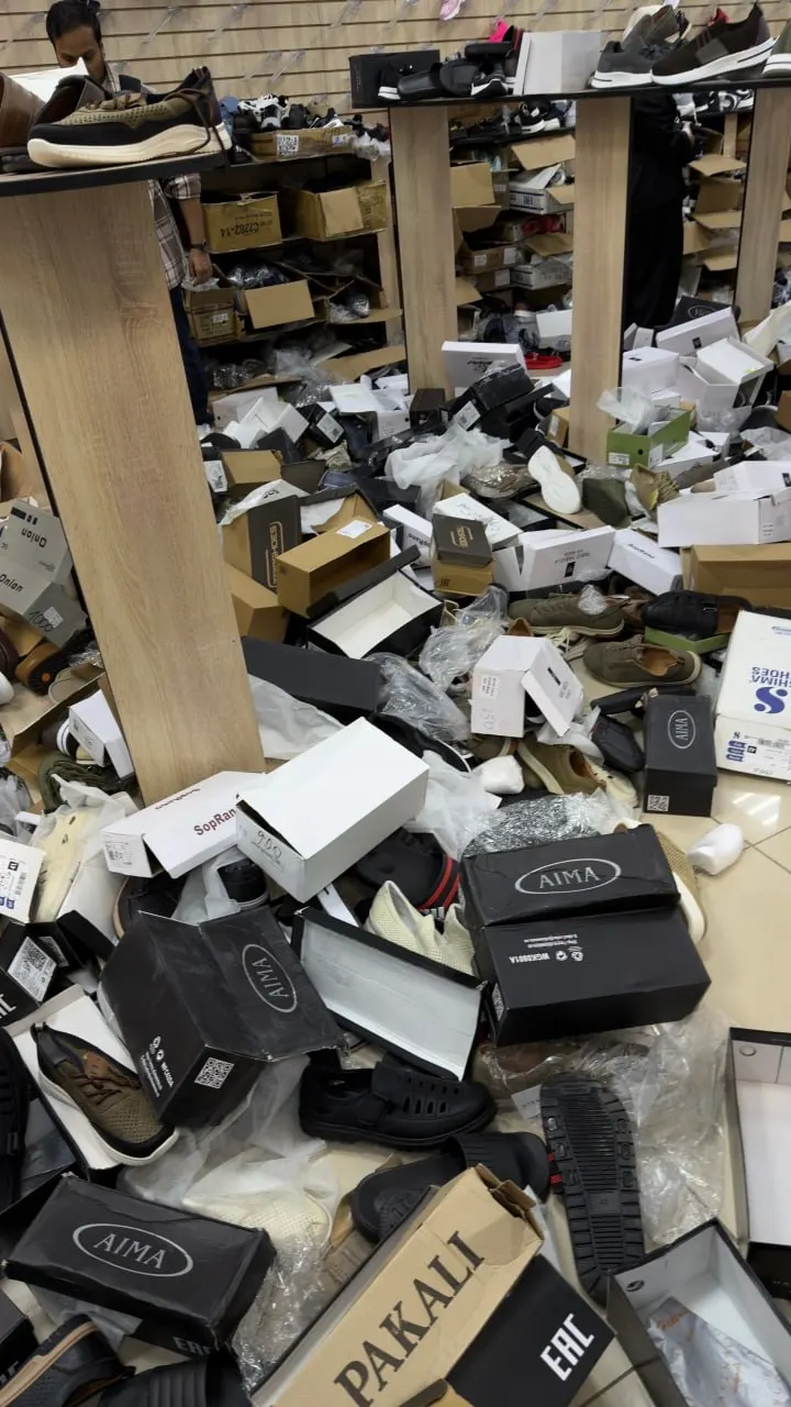 В торговом центре «Семь пятниц» начал работу магазин «Хит сезона»: покупатели отмечают большие очереди, смешение коробок и вещей и сильный запах пластмассы.