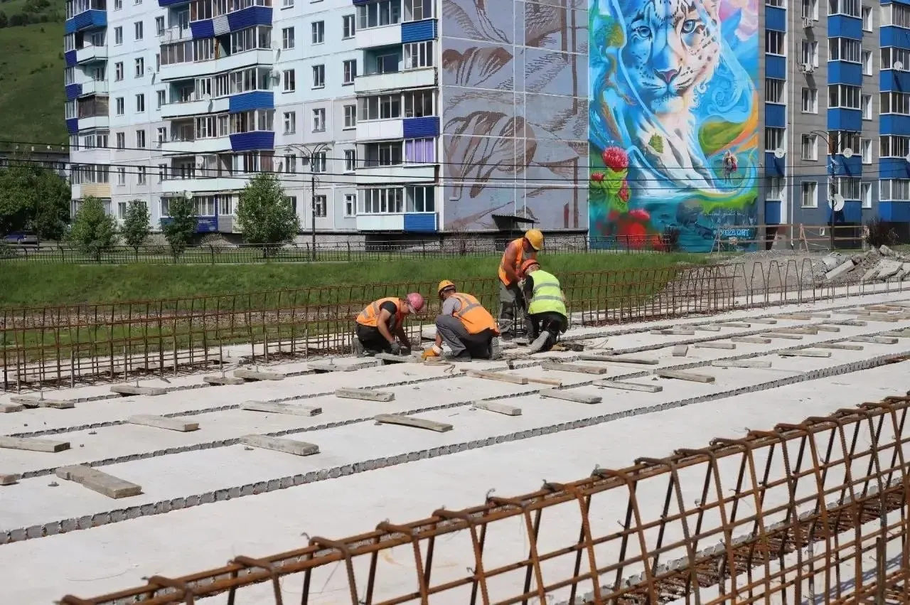 Городские власти сообщили, что готовность Мебельного моста через реку Майма составляет 40%. Реконструкция важна для доступа к медицинскому колледжу, больничному городку и школам; завершить работы планируют до конца года в рамках нацпроекта «Инфраструктура для жизни».