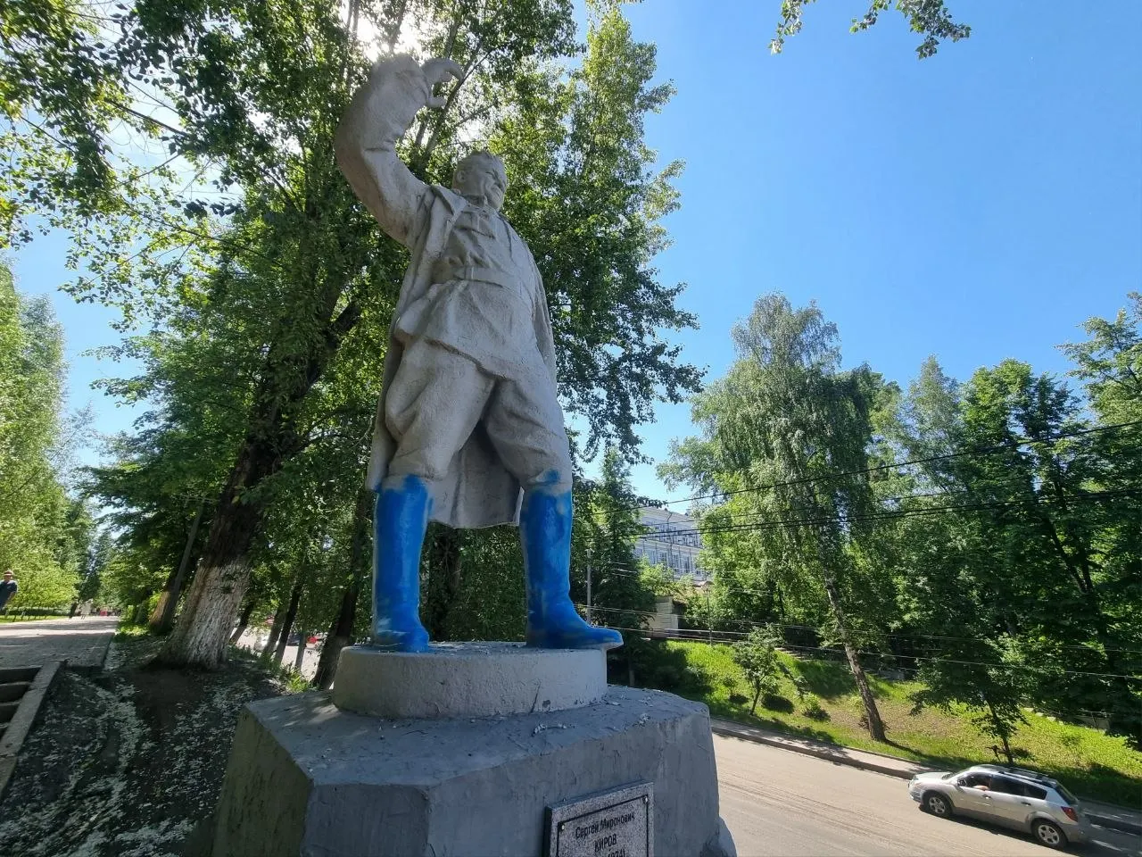Выпускники Томского политехнического университета традиционно перекрашивают сапоги памятника Кирова после защиты дипломов; в этом году выбрали небесно-голубой оттенок.