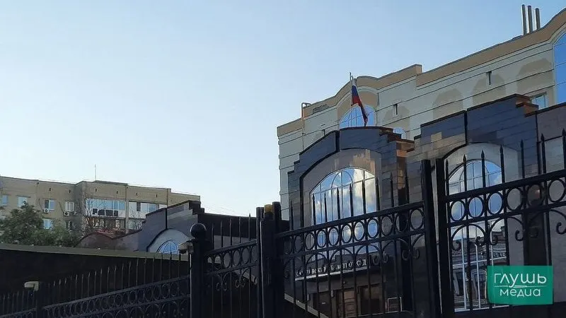 Кировский районный суд Саратова запретил деятельность контактного зоопарка в торговом центре: у предпринимателя не оказалось лицензии, в парке выявили нарушение требований по содержанию животных и отсутствие предохранительных барьеров.