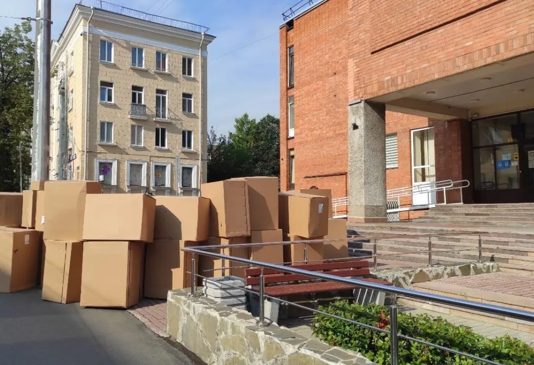 Прокуратура Петрозаводска выявила на государственных складах просроченные препараты, часть которых хранилась с истёкшим сроком годности ещё до 2022 года; материалы проверки переданы в Следственный комитет.