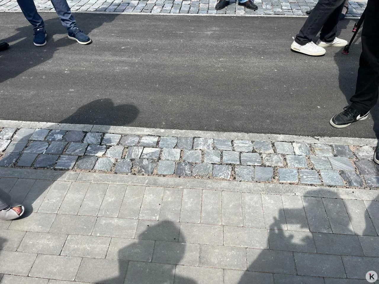 На отдельных участках города для разделительных полос и тротуаров начали использовать гранитные блоки: историческую брусчатку оставляют для ключевых мест, а новые покрытия помогают снизить расходы и упростить содержание улиц.