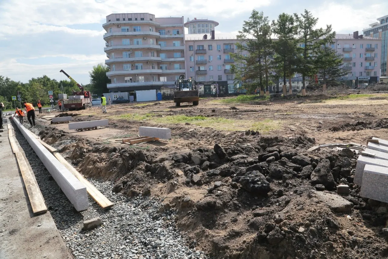 Работы на площади Бухгольца в Омске ведутся с мая 2026 года в рамках программы «Формирование комфортной городской среды». Подрядчик ООО «Бизнес‑Строй» планирует завершить основные этапы к 1 сентября; управление дорожного хозяйства займётся озеленением.
