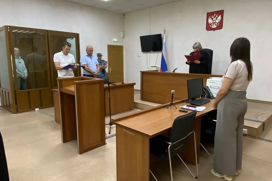 Гвардейский районный суд признал 22‑летнего курьера виновным в мошенничестве по делу группировки, похитившей у пенсионеров более 3 млн рублей; приговор не вступил в законную силу.