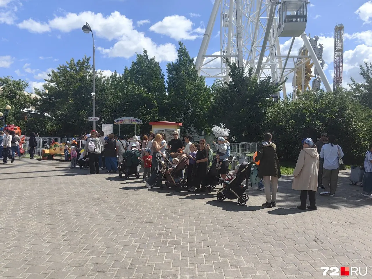 В парке на Цветном бульваре из‑за бесплатных прокатов 1 июня образовались длинные очереди — особенно у паровозика «Цирковой». Ряды посетителей с колясками и маленькими детьми заметны у нескольких развлечений.