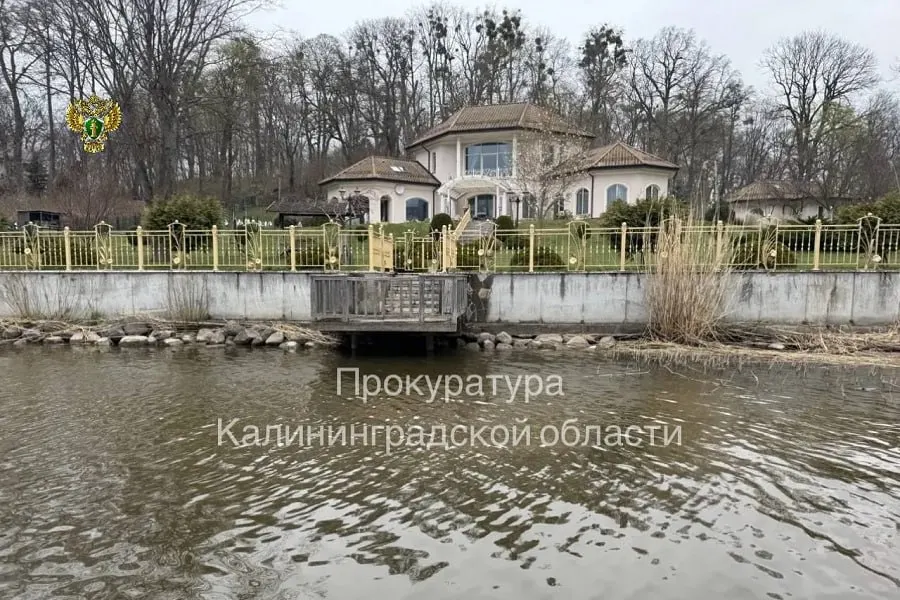 Надзорные органы установили, что часть земли в береговой полосе Преголи оформлена на физическое лицо; прокуратура Гурьевского района подала иск в суд о лишении права собственности, заявление находится в производстве.