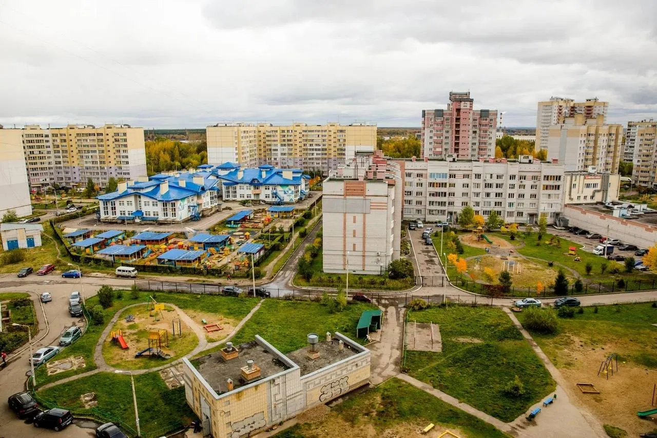 В регионе открыли новые школы и ледовые арены, в программу благоустройства включили более сотни дворовых проектов, продолжается газификация населённых пунктов; сохраняются меры поддержки семей и участников СВО.