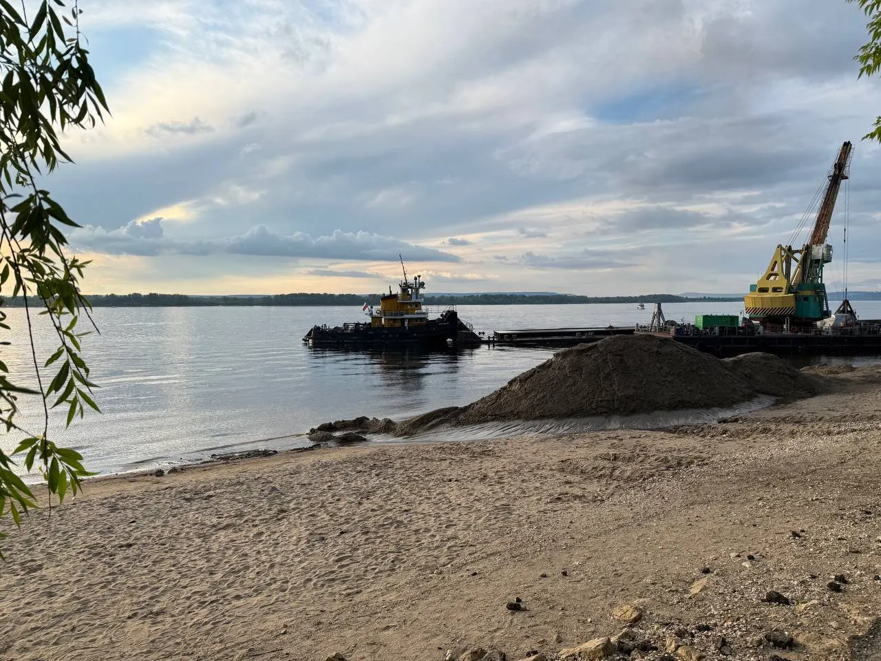 Песок разровняли на первой и второй очередях набережной, в Красной Глинке и у Можайского; техника сейчас работает на четвёртой очереди у Ладьи.