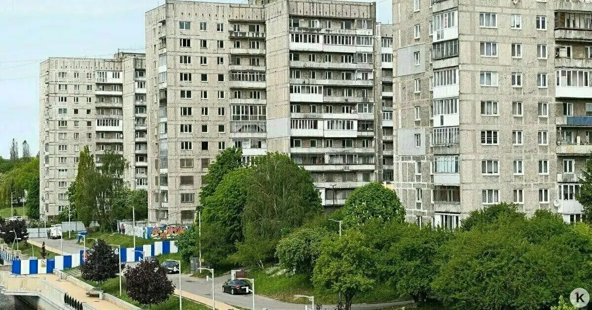 Ленинградский районный суд Калининграда отклонил иск жителей дома №68, которые оспаривали отключение воды и электричества и говорили о фактическом принуждении к выселению. Жильцы намерены продолжать разбирательства в судах.
