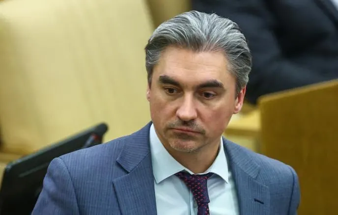 Зампред комитета Госдумы по информполитике Александр Свинцов заявил, что западные компании, удаляя приложения VK из App Store, пытаются ограничить конкуренцию на цифровом рынке.