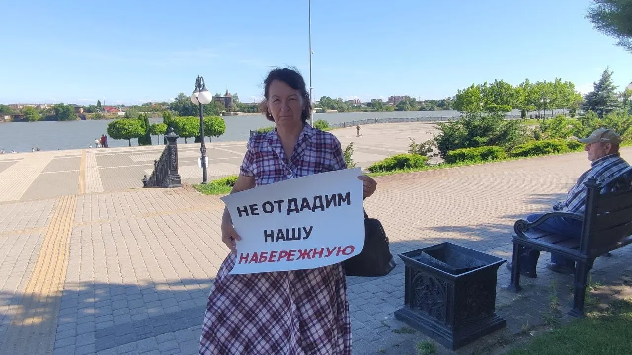 В Юбилейном микрорайоне Краснодара женщина проводит одиночный пикет против строительства храмового комплекса на набережной — жители опасаются утраты зелёных зон и дефицита инфраструктуры.