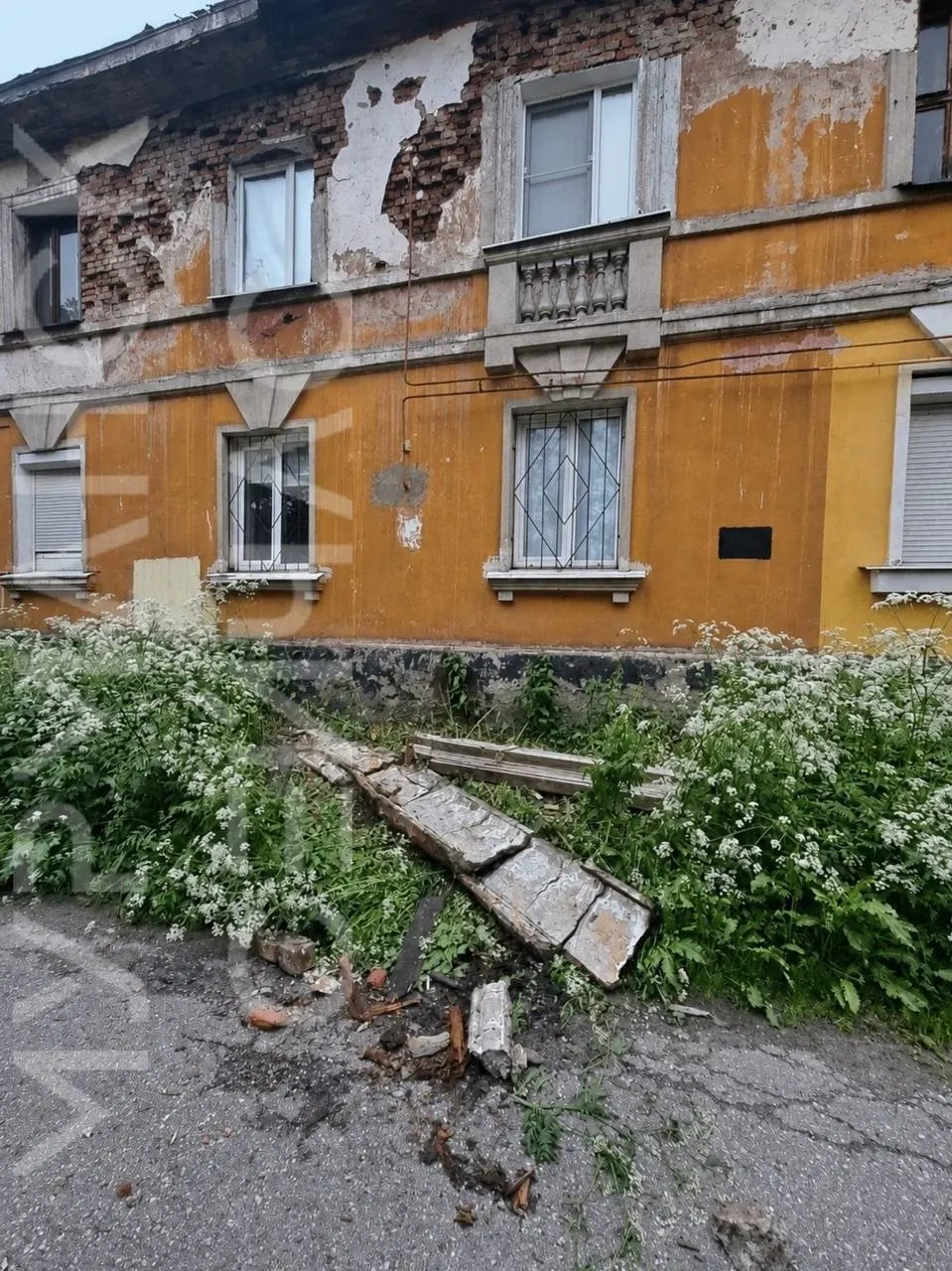 На Октябрьской, 10 во двор упал кусок кровли. Жильцы бьют тревогу из‑за явных разрушений фасада и опасаются возможной трагедии.