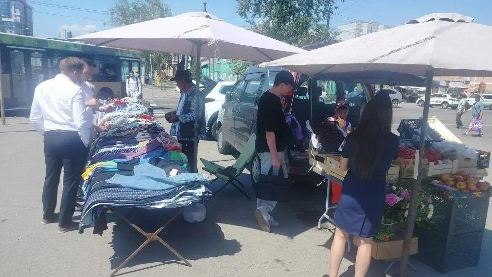 В центре Барнаула администрация совместно с полицией провела проверку нелегальных торговых точек: составлены протоколы, напомнили о штрафах.
